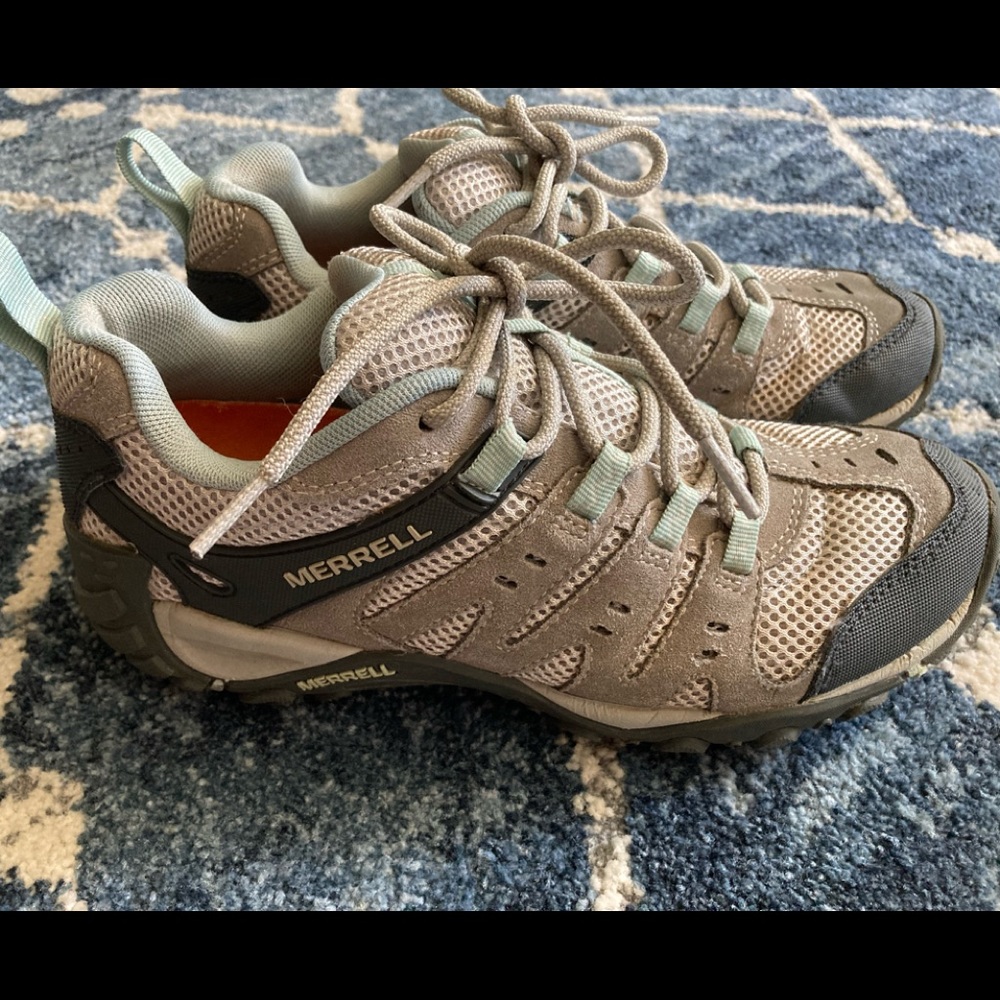 Gently used women’s Merrell accentor size 7.5